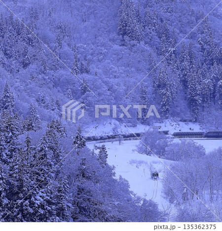 雪景色の飯山線 135362375