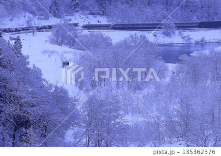 雪景色の飯山線 135362376