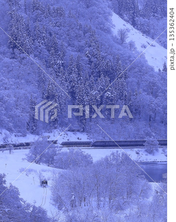 雪景色の飯山線 135362404