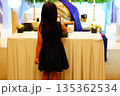 お焼香をする孫 135362534