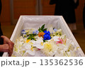 お花でいっぱいの棺 135362536