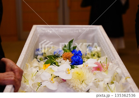 お花でいっぱいの棺 135362536