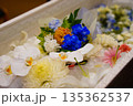 お花でいっぱいの棺 135362537