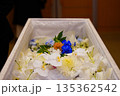 お花でいっぱいの棺 135362542