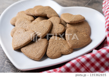 Heart-shaped gingerbread cookies 135362835