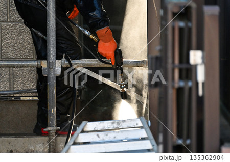 外壁　高圧洗浄　外壁塗装工事　職人　ハウスクリーニング 135362904
