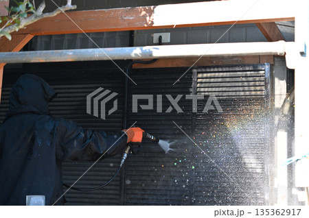外壁　高圧洗浄　外壁塗装工事　職人　ハウスクリーニング 135362917