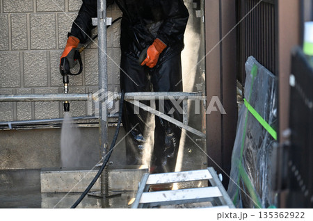 外壁　高圧洗浄　外壁塗装工事　職人　ハウスクリーニング 135362922