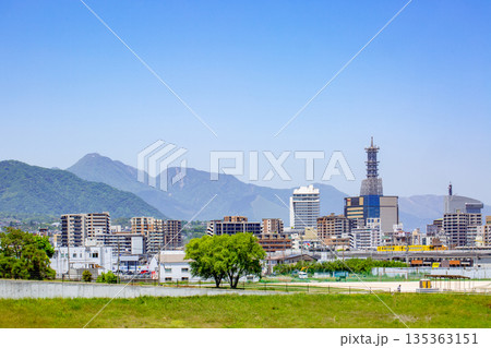大分川河川敷と市街地 大分川河川敷と市街地 135363151