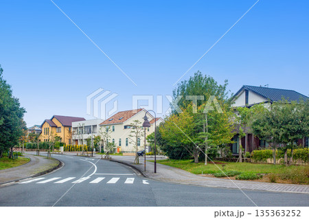 住宅地の家並と青空 135363252