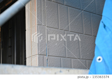 住宅の外壁　コーキング・シーリングの打ち直し　充填　下地処理　外壁塗装工事　リフォーム 135363374