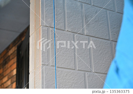 住宅の外壁　コーキング・シーリングの打ち直し　充填　下地処理　外壁塗装工事　リフォーム 135363375