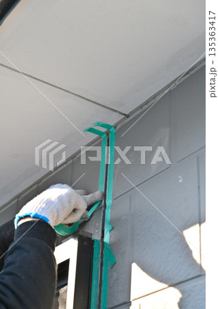 住宅の外壁　コーキング・シーリングの打ち直し　充填　下地処理　外壁塗装工事　リフォーム 135363417