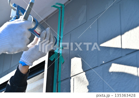 住宅の外壁　コーキング・シーリングの打ち直し　充填　下地処理　外壁塗装工事　リフォーム 135363428