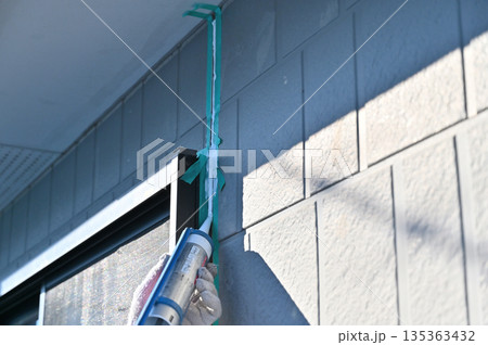 住宅の外壁 コーキング・シーリングの打ち直し 充填 下地処理 外壁塗装工事 リフォーム 住宅の外壁 コーキング・シーリングの打ち直し 充填 下地処理 外壁塗装工事 リフォーム 135363432