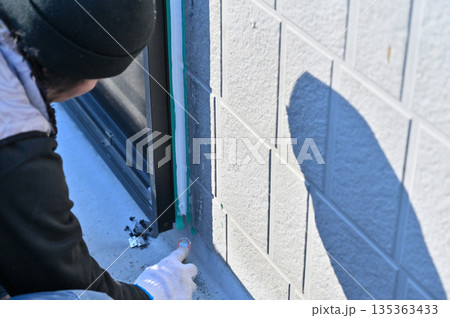 住宅の外壁 コーキング・シーリングの打ち直し 充填 下地処理 外壁塗装工事 リフォーム 住宅の外壁 コーキング・シーリングの打ち直し 充填 下地処理 外壁塗装工事 リフォーム 135363433