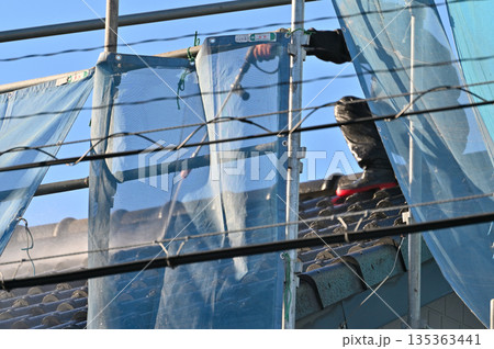 住宅の外壁　コーキング・シーリングの打ち直し　充填　下地処理　外壁塗装工事　リフォーム 135363441