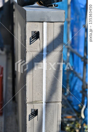 住宅の外壁　コーキング・シーリングの打ち直し　充填　下地処理　外壁塗装工事　リフォーム 135363450