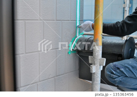 住宅の外壁　コーキング・シーリングの打ち直し　充填　下地処理　外壁塗装工事　リフォーム 135363456