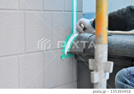 住宅の外壁　コーキング・シーリングの打ち直し　充填　下地処理　外壁塗装工事　リフォーム 135363458