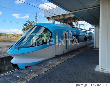 ポケモンのミジュマルが描かれた水色の近鉄特急が停車する駅 ポケモンのミジュマルが描かれた水色の近鉄特急が停車する駅 135364024