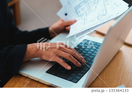 パソコン作業をする男性の手元 パソコン作業をする男性の手元 135364133