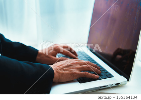 パソコン作業をする男性の手元 パソコン作業をする男性の手元 135364134