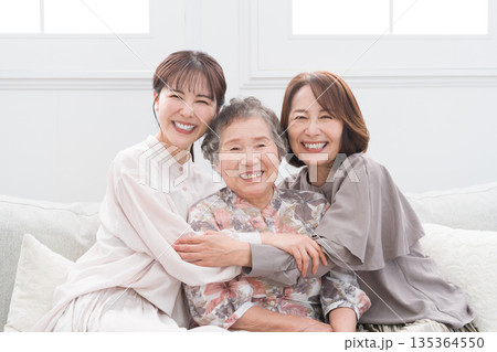 笑顔の女性三世代家族 笑顔の女性三世代家族 135364550
