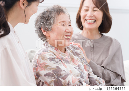 笑顔の女性三世代家族 135364553