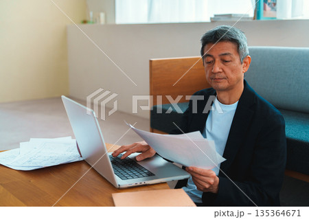 パソコン作業をする男性 パソコン作業をする男性 135364671