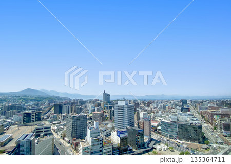 大分市街地と別府湾、国東半島の眺望 135364711