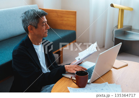 パソコン作業をする男性 135364717