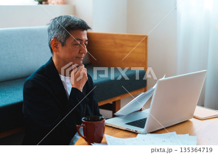 パソコン作業をする男性 パソコン作業をする男性 135364719