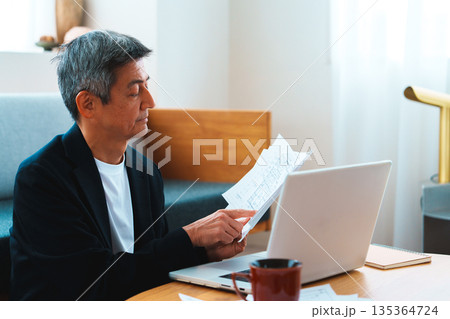 パソコン作業をする男性 135364724