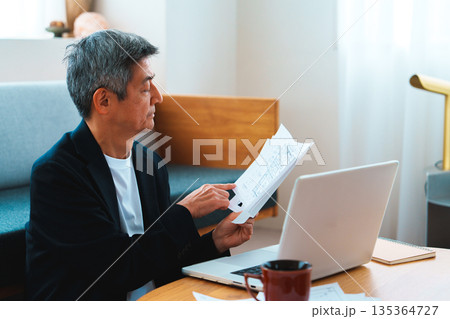 パソコン作業をする男性 135364727