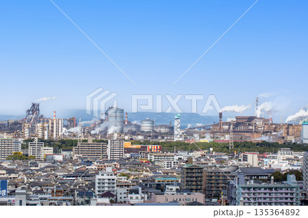 大分市街地と臨海コンビナート 135364892