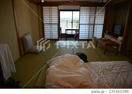 散らかった部屋と片付ける作業員 散らかった部屋と片付ける作業員 135365390