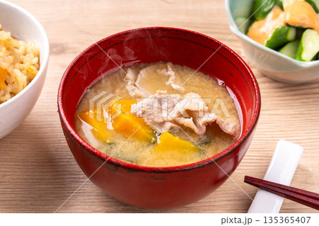 豚肉とかぼちゃの味噌汁 豚肉とかぼちゃの味噌汁 135365407