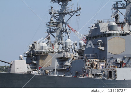 横須賀基地に停泊するアーレイバーク級駆逐艦 135367274
