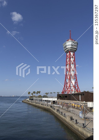 博多ポートタワーと博多ふ頭 135367297
