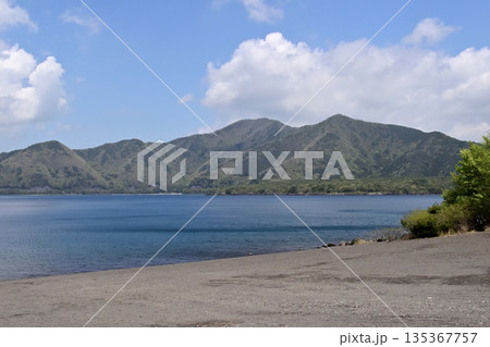 ドラゴンビーチから見た本栖湖 135367757