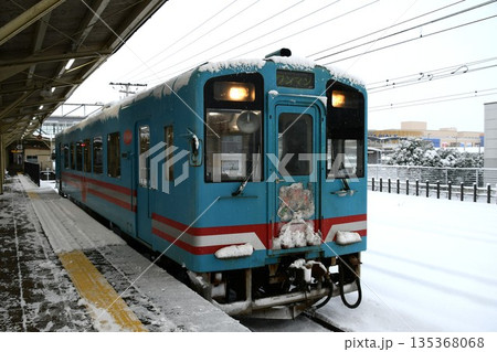 雪景色の中の樽見鉄道 135368068