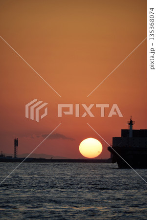 夕方の天保山の風景 135368074