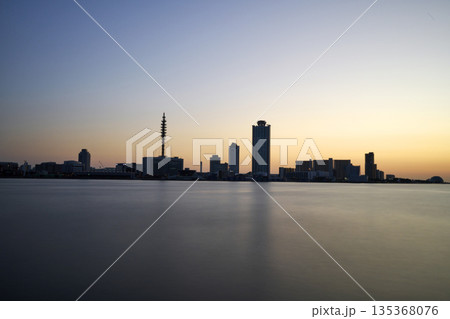 夕方の天保山の風景 135368076