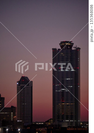 夕方の天保山の風景 135368086