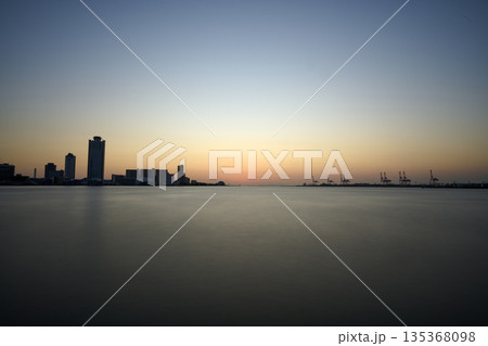 夕方の天保山の風景 135368098