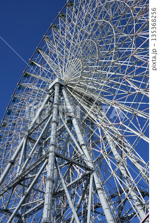 大坂の天保山の観覧車 135368256