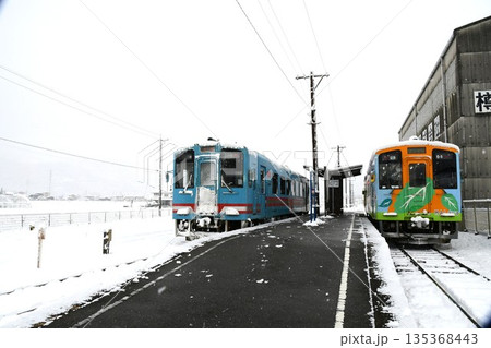 雪景色の中の樽見鉄道 135368443