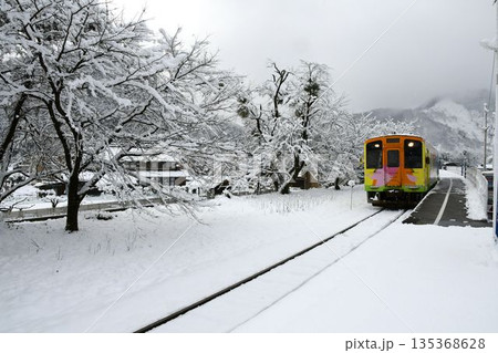 雪景色の中の樽見鉄道 雪景色の中の樽見鉄道 135368628
