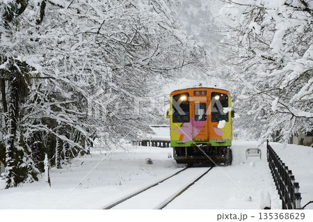 雪景色の中の樽見鉄道 135368629